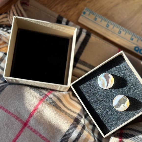 🔥NIB🎁BURBERRY BOLD GOLD Double sided Acrylic Sphere/Marble Earrings! Very RARE! - Picture 7 of 14